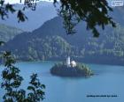 O Lago Bled é um dos lagos mais bonitos e turísticos da Eslovênia. O lago rodeia a ilha de Bled, com uma igreja, construída no século XV.