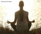 Mulher em pleno meditar na frente de um lago