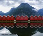 Casas típicas norueguesas no porto de Sunndalsøra