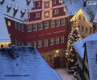 Uma grande árvore de Natal localizada na praça de uma cidade nevada