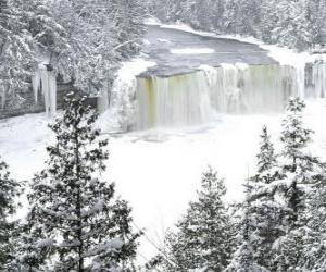 Puzle rio congelado no inverno