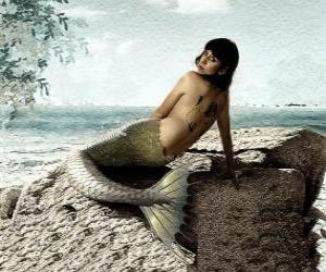 Puzle Sereia sentada sobre uma rocha à beira-mar