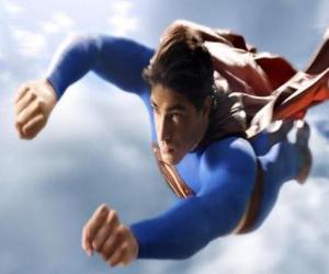 Puzle Superman voando para o céu, com os punhos fechados e com o seu casaco