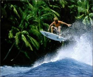 Puzle Surfista navegando ao largo da costa