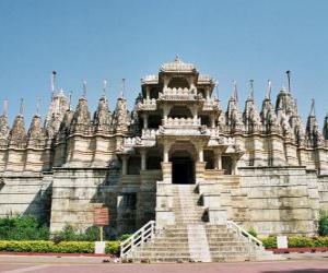 Puzle Templo de Ranakpur, o maior templo jainista na Índia. Templo, construído em mármore