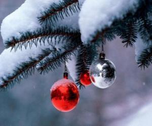 Puzle Três bolas Natal pendurados em árvore