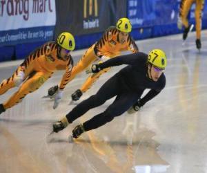 Puzle Três patinadores em uma corrida de patinação ou patinagem de velocidade