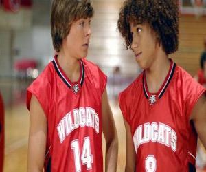 Puzle Troy Bolton (Zac Efron) e Chad (Corbin Bleu),  com camisa Wildcats