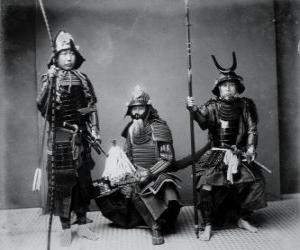 Puzle Três autênticos guerreiros samurais, com a armadura, o capacete kabuto  e armados