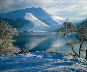 Puzle Um lago com a paisagem de neve