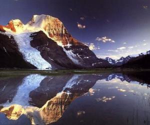 Puzle Um lago reflecte o escritório de montanha nas suas águas