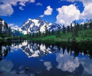 Puzle Um lago reflecte o escritório de montanha nas suas águas