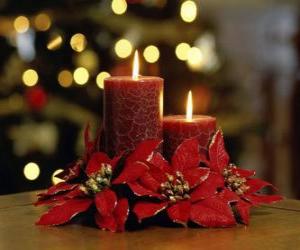 Puzle velas acesas como uma peça central decorado com flores de Natal