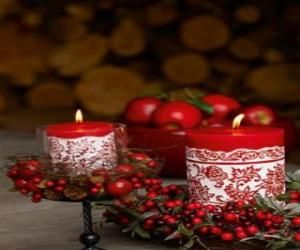 Puzle Velas de Natal iluminada e decorada com frutos vermelhos