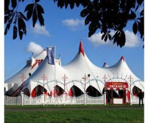 Puzle Vista exterior das grandes tendas dum circo preparado pela apresentação o pela função